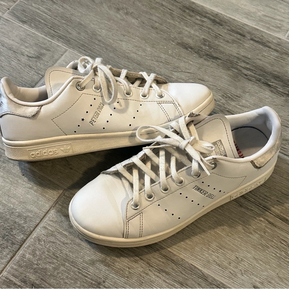 Adidas Stan Smith Peter Pan
TinkerBell Disney Women’s Size 5
Shoes White Leather